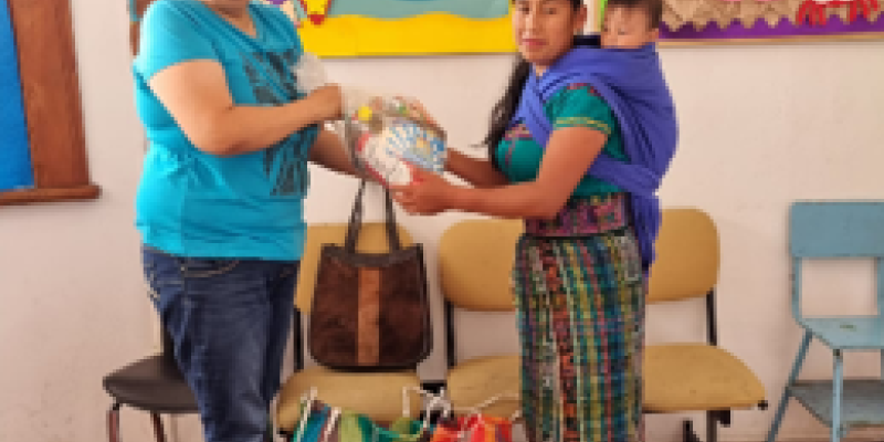 Un aproximado de 115 mil alumnos de 700 centros educativos de los niveles preprimario, primario, y medio de la jurisdicción Guatemala Norte, son beneficiados con la segunda entrega de alimentación escolar.   La compra de alimentos, fue supervisada por las Organizaciones de Padres de Familia (OPF), quienes eligieron de acuerdo a las cuatro opciones de menú proporcionados por   nutricionistas de la Dirección General de Fortalecimiento a la Comunidad Educativa (Digefoce).  Con esta segunda entrega de alimentac