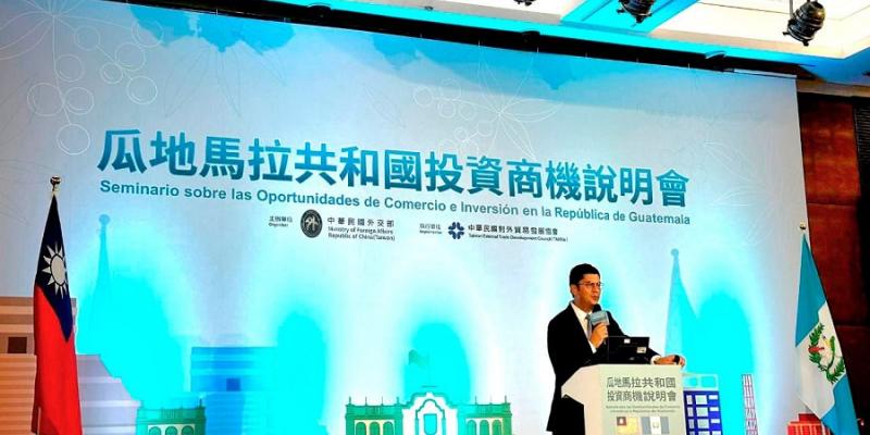 El Ministro de Economía Dr.  Janio Rosales durante su participación.