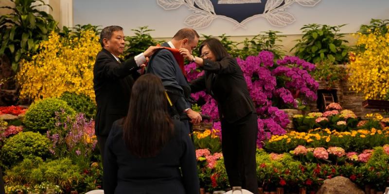 Presidente Alejandro Giammattei recibe condecoración 