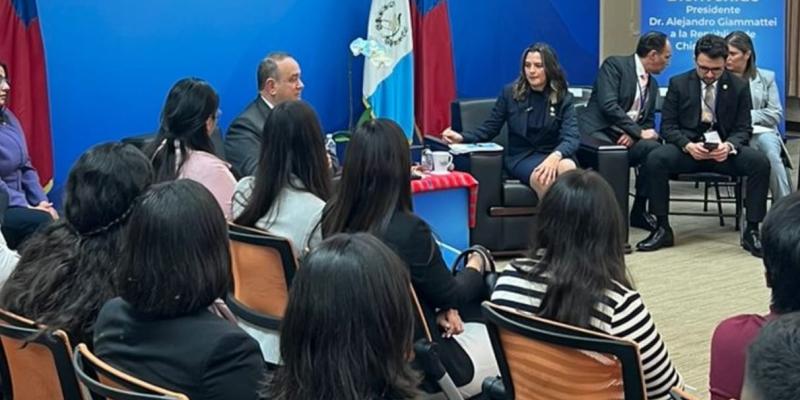 Presidente Giammattei se reúne con becarios guatemaltecos en Taiwán