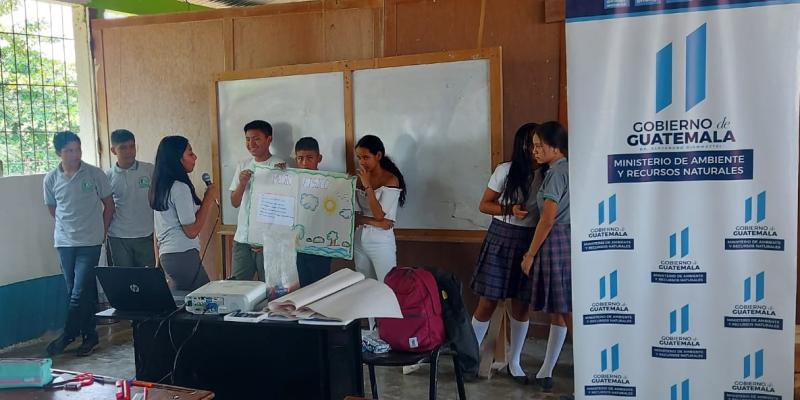 Estudiantes de Paxcamán, Flores, Petén finalizan su formación como Guardianes Ecológicos
