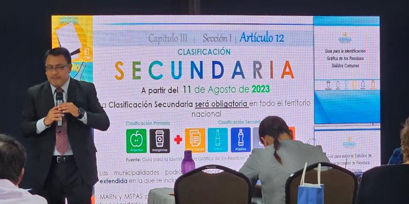 Supervisores educativos son capacitados por el MARN
