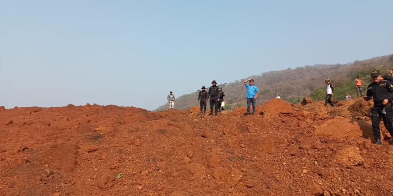La PNC apoya en área de derrumbe en aldea Las Minas, Casillas, Santa Rosa