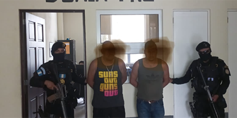 Presuntos coyotes capturados cuando trasladaban a 21 migrantes