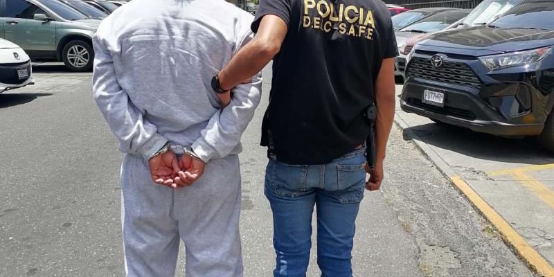 Por el delito de portación ilegal de armas de fuego dos personas son detenidas 