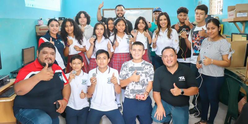 Jóvenes peteneros participan en taller de robótica e inclusión auditiva
