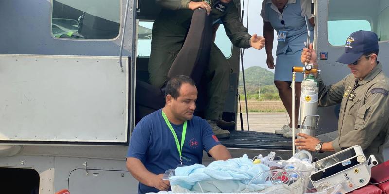 Fuerza Aérea Guatemalteca realizó el traslado aeromédico de dos menores desde el departamento de Petén.