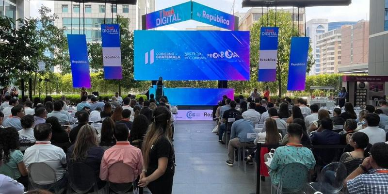 La viceministra de Inversión  y Competencia, Francisca Cárdenas, durante su disertación en el evento.