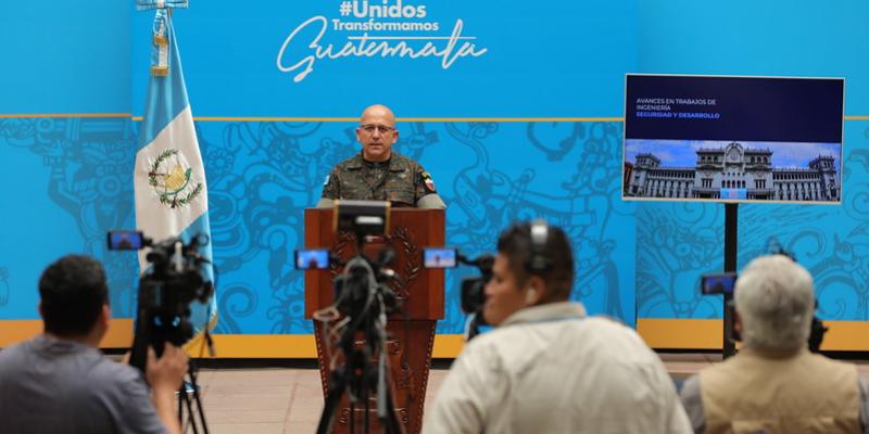 Desarrollo de la conferencia de prensa semanal con medios de comunicación