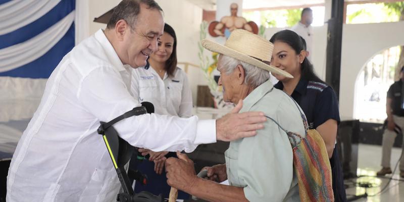 Presidente de la República entrega beneficio a adulto mayor