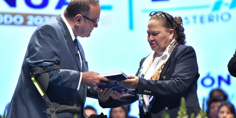 presidente participan en la presentación de 