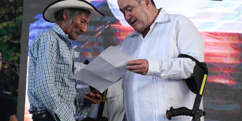 Presidente de la República entrega beneficio a adulto mayor