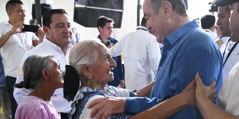 Presidente de la República entrega beneficio a adulto mayor