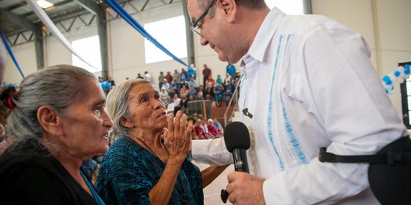 Adultos mayores agradecen al Presidente Giammattei el aporte económico recibido