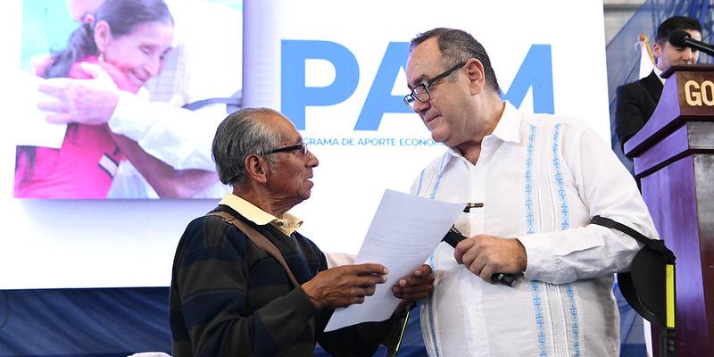 Presidente de la República entrega beneficio a adulto mayor