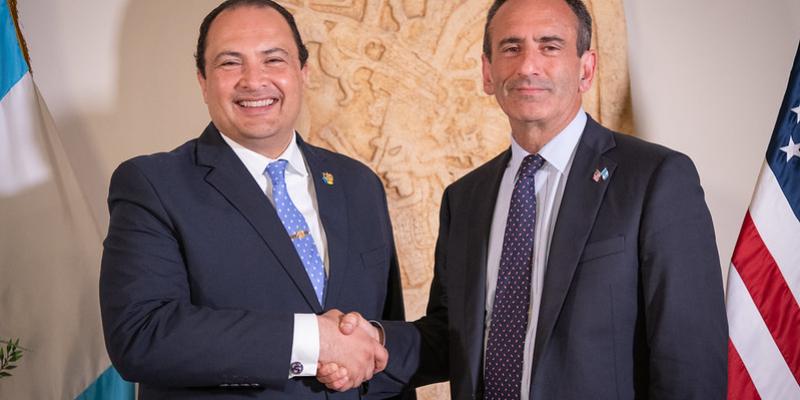 Representantes del Gobierno de Guatemala y los Estados Unidos