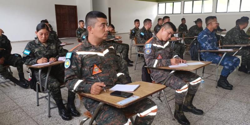 Rescatistas del Batallón de Ayuda Humanitaria y de Rescate del Ejército de Guatemala se entrenan en el Curso Integrado de Ayuda Humanitaria.