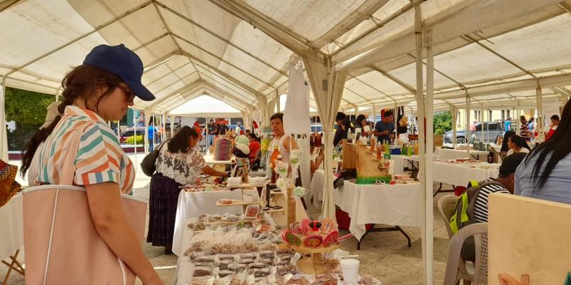 Emprendedoras participan en feria de comercialización de productos