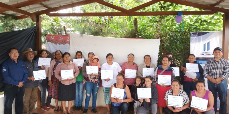 Emprendedores reciben reconocimiento de participación en capacitación sobre uso de plataformas digitales