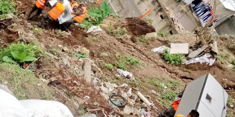 Policías Militares realizan labores de evacuación y traslado de familias afectadas por deslave en la zona 5 capitalina