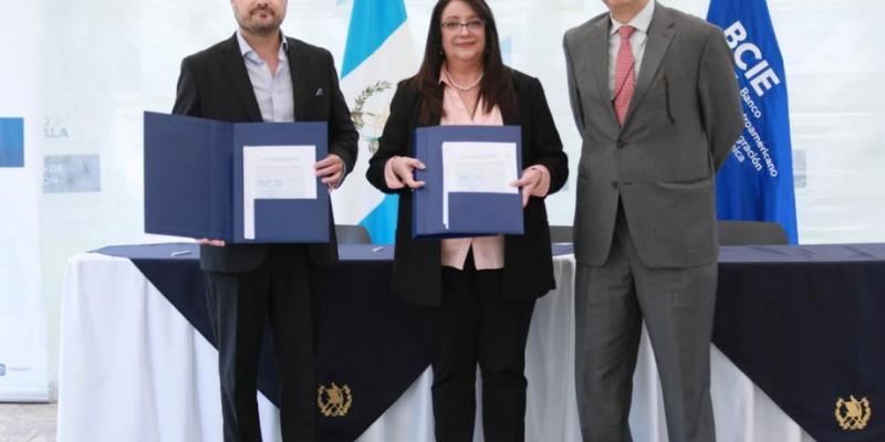 Mineduc y BCIE firman convenio para programa de Becas Bicentenario