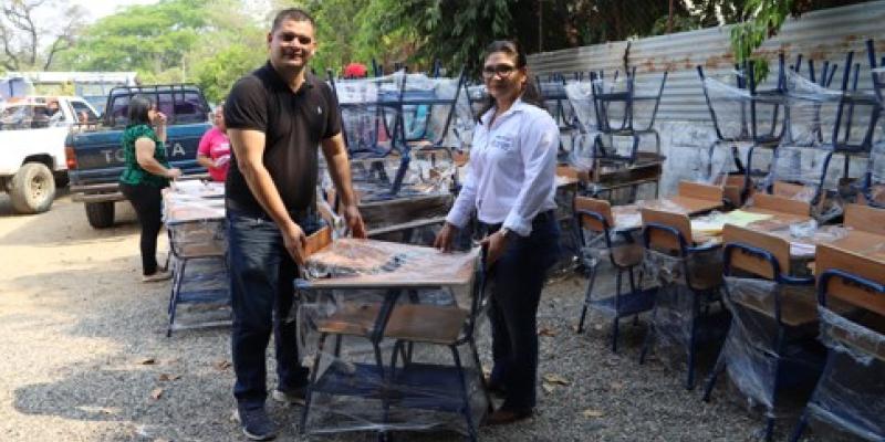 Entregan mobiliario escolar a centros educativos 