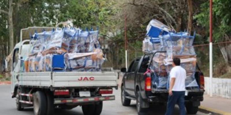 Entregan escritorios a escuelas de Jutiapa
