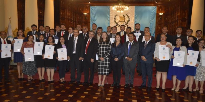 Reconocen a profesionales graduados de la Maestría en Gestión  de la Planificación para el Desarrollo de Guatemala