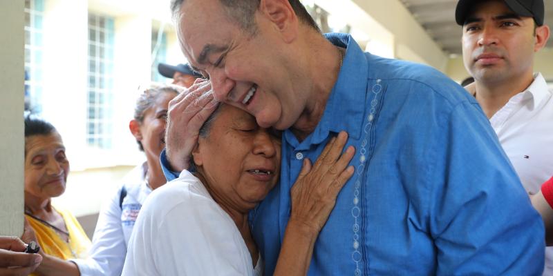 Presidente de la República entrega beneficio a adulto mayor