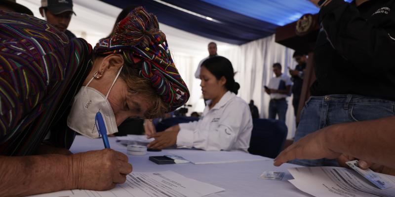 Adultos mayores de Quiché reciben notificacioones del PAM