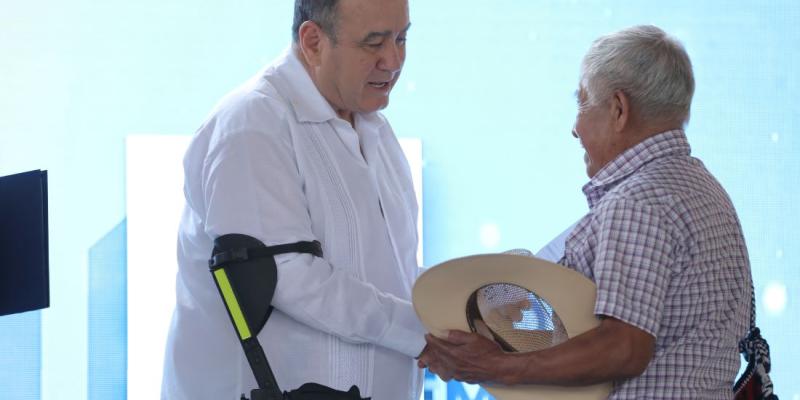 Presidente Alejandro Giammattei entrega acreditaciones