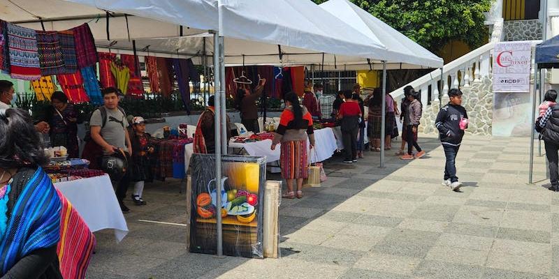 Emprendedores participan en bazar en Sacatepequez 