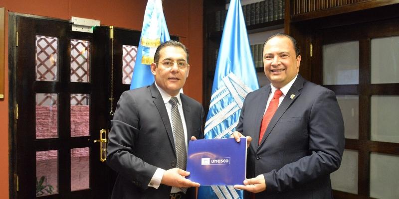 Canciller de Guatemala, Mario Búcaro, recibe credenciales de nuevo representante de la Unesco 