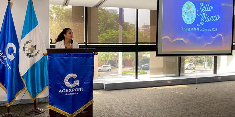 Directora de la Mipyme, durante la actividad. 