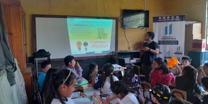 Fomentan la cultura ambiental sostenible con estudiantes de Cobán