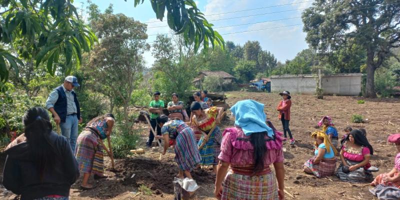 Comunitarias de Santa Cruz del Quiché aprenden a construir filtros para aguas grises