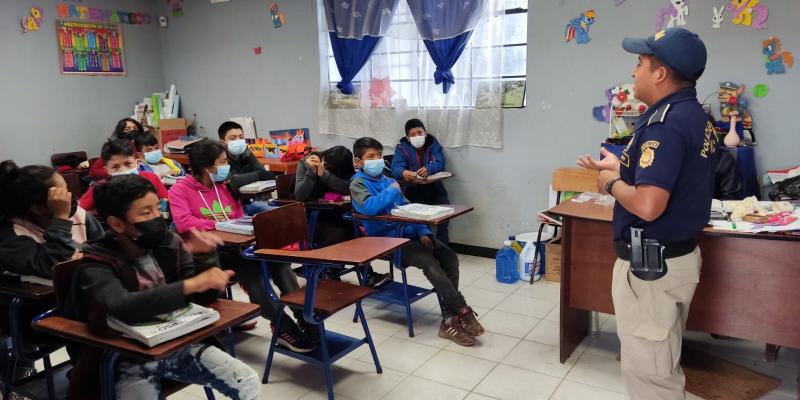 PNC capacita a estudiantes para prevenir el consumo de drogas y el reclutamiento de pandillas