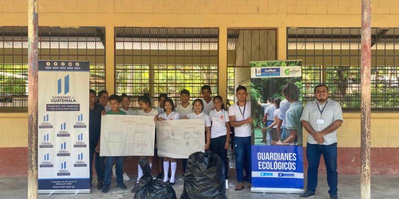Guardianes Ecológicos comprometidos con el medioambiente en Flores, Petén 