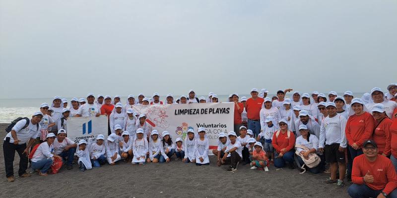 MARN realiza jornada de limpieza en playa de Champerico