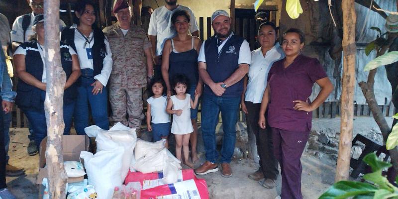 Reservistas militares apoyan en la entrega de paquetes nutricionales a niños con desnutrición aguda como parte de la Gran Cruzada Nacional por la Nutrición.