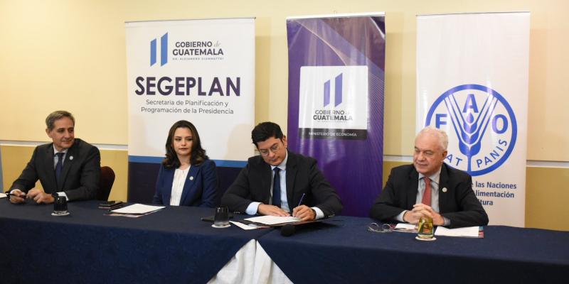 En la mesa, funcionarios de gobierno firman acuerdo para fortalecer el sector mipymes