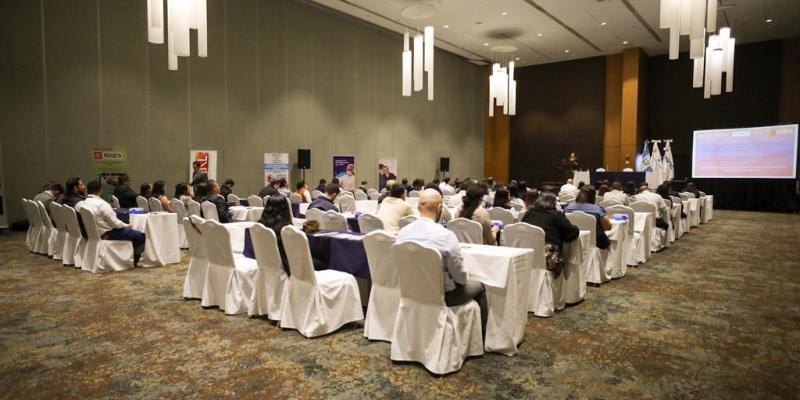 Empresarios reciben charla en conmemoración por el día mundial de la acreditación