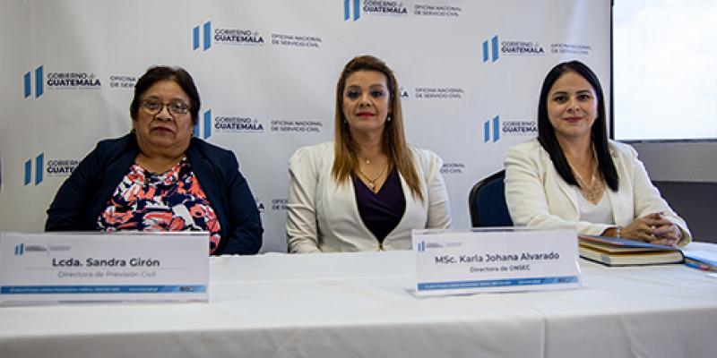 La Directora de la ONSEC, al centro, participó en el lanzamiento de las gestiones en línea.