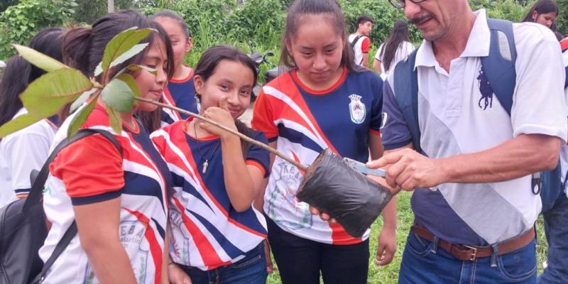 Plantan árboles para mejorar el medioambiente en San Martín Zapotitlán, Retalhuleu
