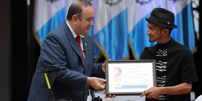 Presidente entrega reconocimiento a artista