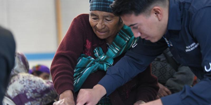 Adultos mayores de Totonicapán reciben aporte económico y atención médica