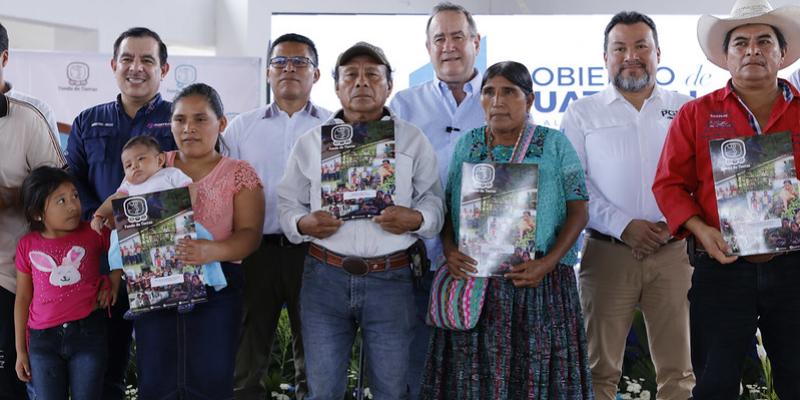 Presidente entrega escrituras a familias de Petén
