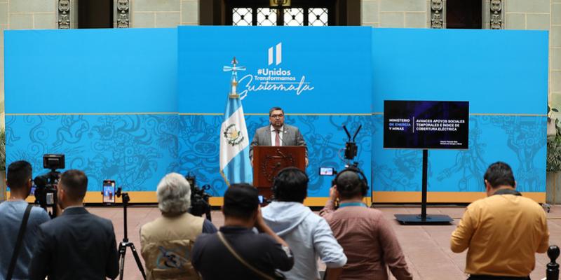 Conferencia de prensa con funcionarios del Ejecutivo.