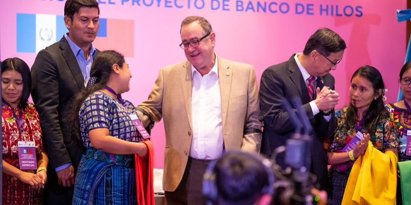 Presidente felicita a emprendedora
