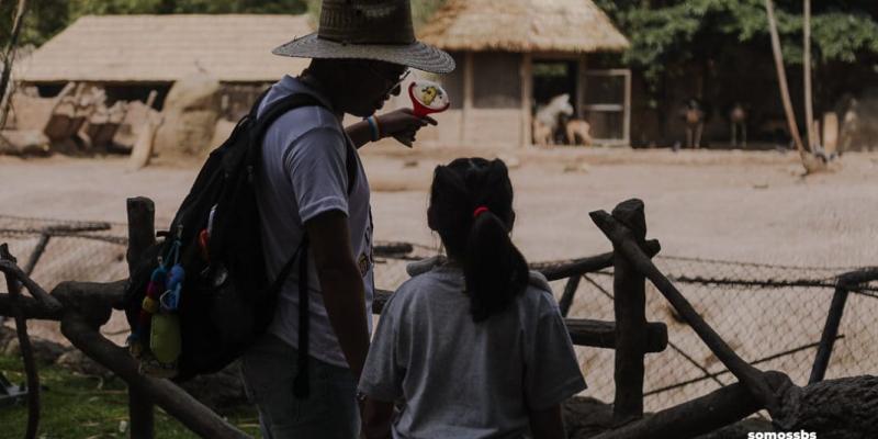  Como parte de su atención en la residencia del departamento, las niñas y niños reciben terapias en las que también aprenden sobre animales 